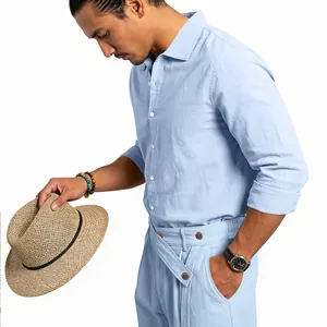 Seitenansicht-Detail des hellblauen Leinen-Sets für Herren mit Hemd und passender Hose