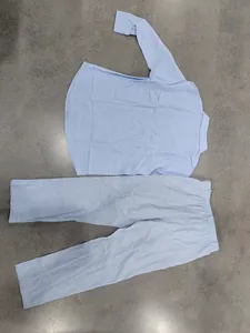 Hochwertiges hellblaues Herren-Casual-Set aus Leinen mit Langarmhemd und Hose.