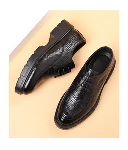 Zwarte geperforeerde heren business leren schoenen met verborgen 8 cm verhoging.
