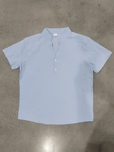 Détail de la chemise Henley bleu clair pour hommes en mélange de lin très respirant