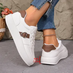 Vista de detalle de suela de 4cm en zapatillas blancas de plataforma con hebilla