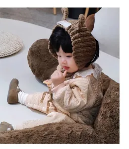 Bébé fille portant des chaussures de marche marron à semelle souple style Birkenstock