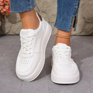 Primer plano detallado de zapatillas blancas con suela de plataforma gruesa en modelo