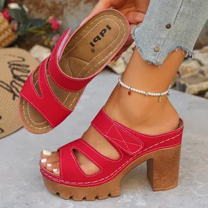 Rote Plateau-Sandalen aus PU-Leder mit Klettverschluss und Absatz in Holzoptik