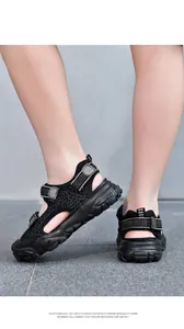 Detailansicht der schwarzen Kinder-Strandsandalen mit sicherem Klettverschluss-Design