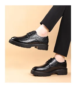 Detailweergave van zwarte geperforeerde leren schoenen met textuurafwerking en dikke zool
