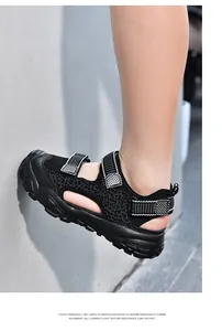 Detailansicht der schwarzen Kinder-Sandalen mit Klettverschluss und geschlossenem Zehenbereich.