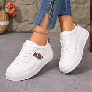 Elegantes zapatillas blancas con plataforma y detalle corazón, estilo casual chic