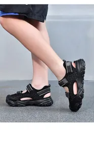 Detailansicht der geschlossenen schwarzen Kinder-Sandalen mit Klettverschluss