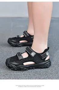 Detailansicht der schwarzen Kinder-Outdoorsandalen mit atmungsaktivem Mesh-Gewebe
