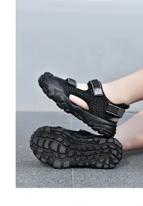Detailansicht der schwarzen Outdoor-Sandalen für Kinder mit robuster rutschfester Sohle.