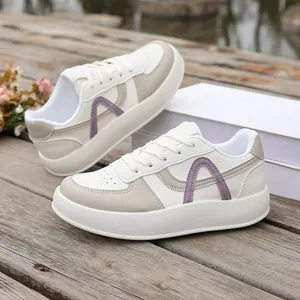 Vista lateral detallada de zapatillas con plataforma para mujer en blanco y beige