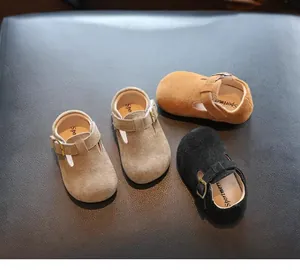 Vue détaillée de trois couleurs de chaussures de marche pour bébé en daim.