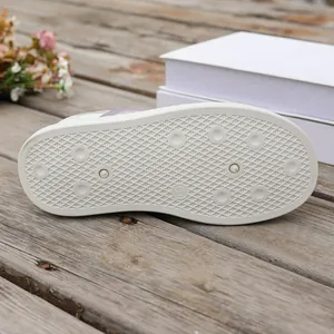 Primer plano de la suela de goma antideslizante texturizada de zapatillas mujer
