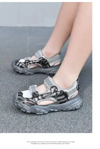 Detailansicht der Kinder-Strandsandalen mit Klettverschluss und geschlossener Kappe
