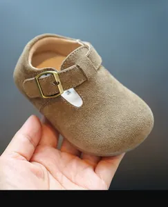 Vue détaillée de chaussures de marche en daim marron pour bébés avec boucle en métal rétro