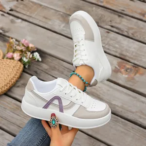 Foto de estilo de vida de zapatillas blancas de plataforma con detalles violetas.