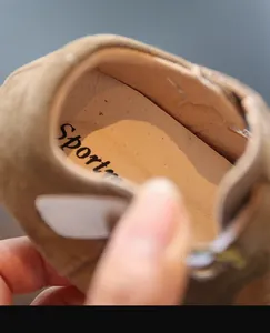 Gros plan sur la semelle intérieure souple de ces chaussures marron de type Birkenstock.