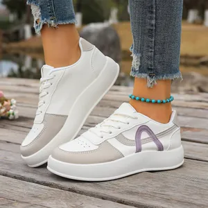 Zapatillas de plataforma blancas para mujer con detalle de arco morado en madera