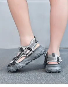 Seiten- und Fersenansicht grauer Kinder-Strandsandalen mit praktischem Klettverschluss.