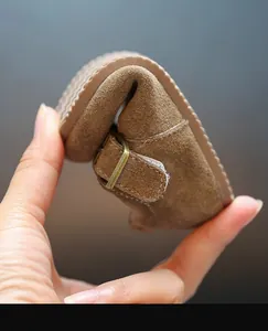 Vue détaillée montrant la semelle souple des chaussures Birkenstock en daim pour tout-petits