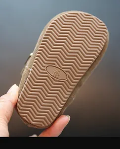 Vue détaillée de la semelle antidérapante en zigzag pour chaussures de marche bébé