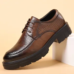 Premium bruine handgeborstelde leren herenschoenen met geperforeerd design en dikke zool