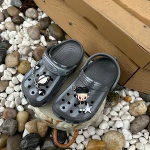 Stijlvolle grijze waterdichte kinderklompen met astronauten- en planeetbedeltjes