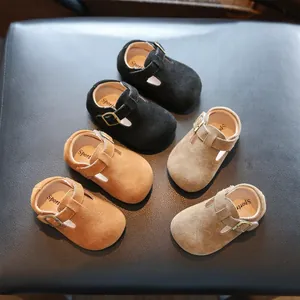 Chaussures de marche souples en daim pour bébés en noir, marron et beige à boucle