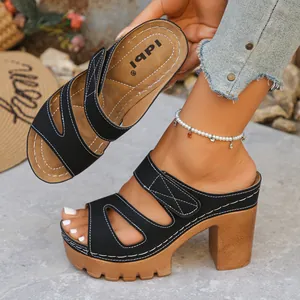 Seitenansicht der schwarzen PU-Plateau-Sandalen mit Klettverschluss und weißen Nähten