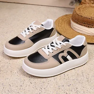 Vista detallada de zapatillas de plataforma beige y negro para mujer con cordones blancos