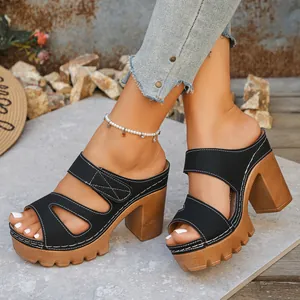 Schwarze Plateau-Sandalen mit Klettverschluss, Blockabsatz und weißen Kontrastnähten
