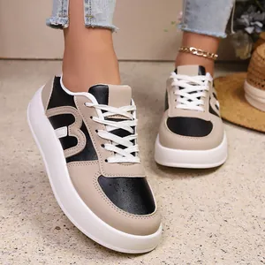 Primer plano de zapatillas con plataforma para mujer en beige y negro con cordones