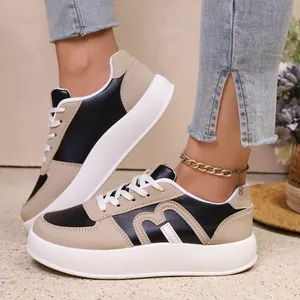 Primer plano de zapatillas de plataforma para mujer en beige y negro