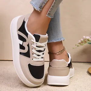 Detalle de zapatillas de plataforma para mujer en colores beige y negro con suela.