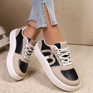 Vista detallada de elegantes zapatillas con plataforma para mujer en colores beige y negro.