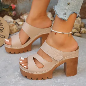 Detailansicht von PU-Plateau-Sandalen mit hohem Absatz, Peep-Toe und Klettverschluss