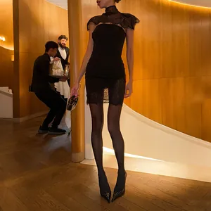 Elegantes schwarzes Spitzen-Bolero und Schlauchkleid-Set in einem gehobenen Ambiente
