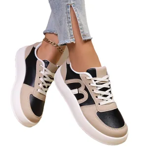 Zapatillas modernas para mujer con suela gruesa y un diseño chic en color block beige y negro