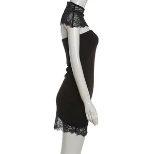 Seitenansicht des schwarzen engen Kleides mit Spitzen-Schal auf Mannequin