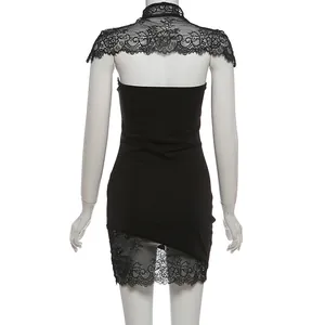 Detailansicht der Rückseite eines eleganten schwarzen Spitzen-Schals und Kleider-Sets.
