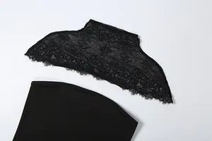 Detailansicht des eleganten schwarzen Spitzen-Schals und des figurbetonten Schlauchkleides.