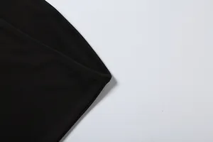Detailaufnahme der präzisen Nähte und des sauberen Saums bei schwarzem Kleidstoff