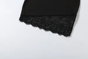 Detailansicht der eleganten schwarzen Spitzenborte am Saum eines schmal geschnittenen Kleides