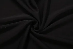 Nahaufnahme der weichen schwarzen Stofftextur für ein elegantes, figurbetontes Abendkleid
