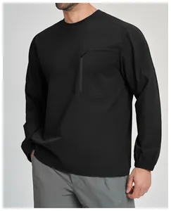 Dettaglio maglia sportiva outdoor nera ecosostenibile da uomo con tasca con cerniera