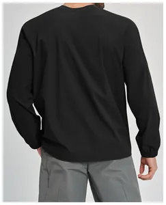 Vista posteriore dettagliata di una maglia sportiva a maniche lunghe nera riciclata