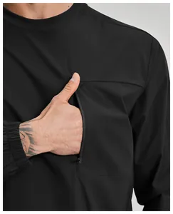 Dettaglio di una maglia sportiva da uomo con una tasca sul petto con zip sicura