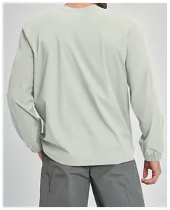 Vista posteriore dettagliata di una maglia sportiva a maniche lunghe riciclata da uomo.