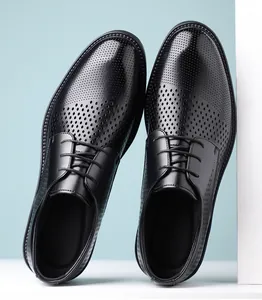 Vue détaillée des chaussures de ville en cuir noir perforé pour hommes